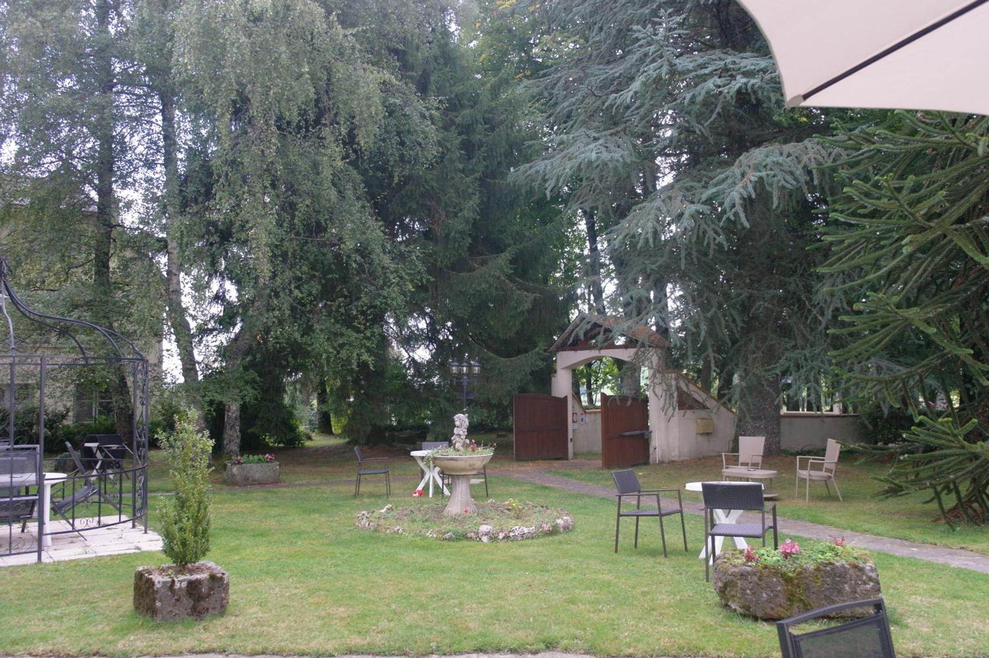 Hostellerie Saint Clement Vic-sur-Cère Exteriör bild