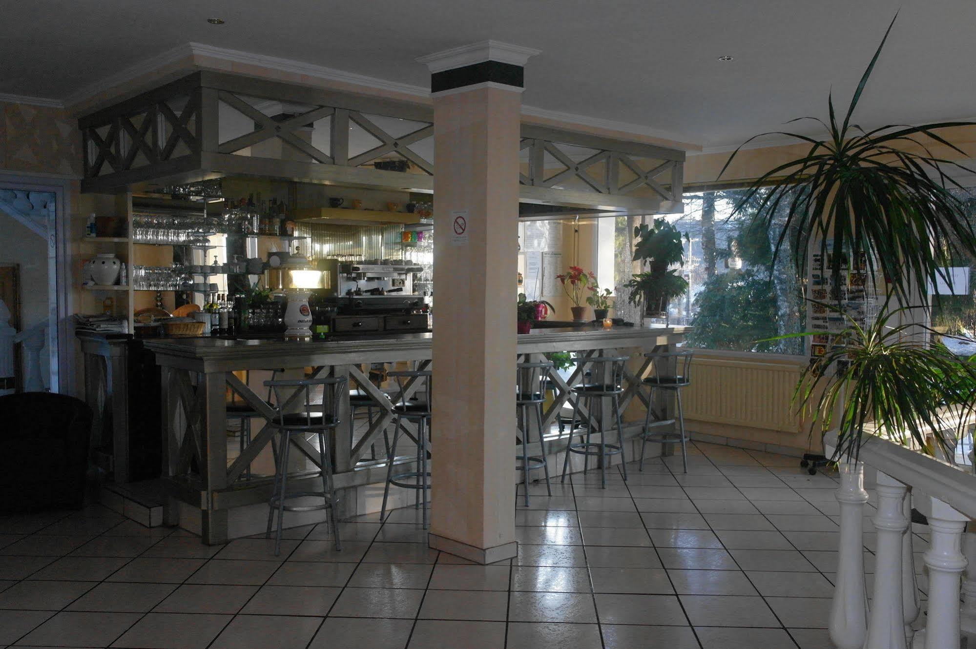 Hostellerie Saint Clement Vic-sur-Cère Exteriör bild